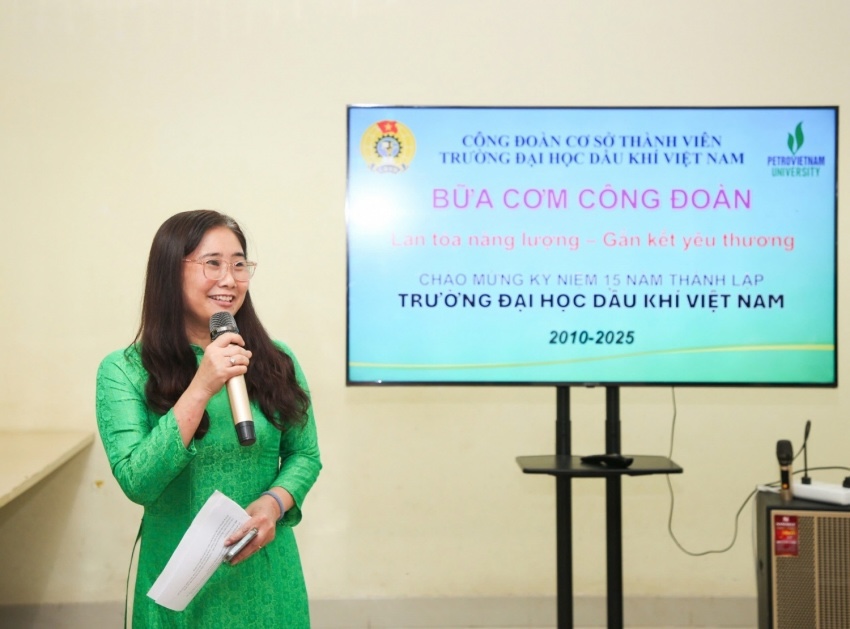 응오 투 키에우 PVU 노동조합 위원장은 노동조합 점심 식사가 PVU 집단 내에서 굳건한 유대감을 형성하는 나눔의 다리라고 말했습니다. 사진: CDP