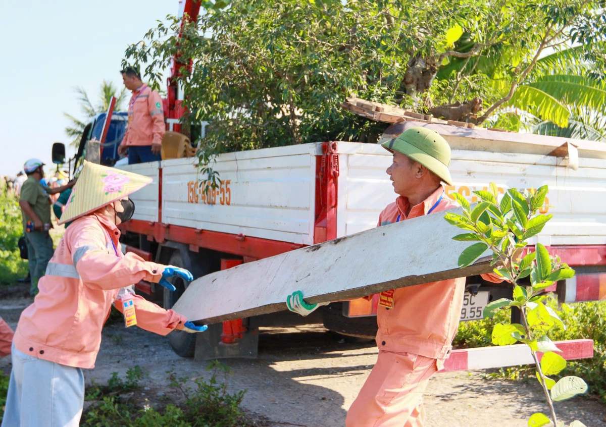 Ho tro nguoi dan di chuyen tai san, vat kien truc. Ảnh: Xa Kien Minh