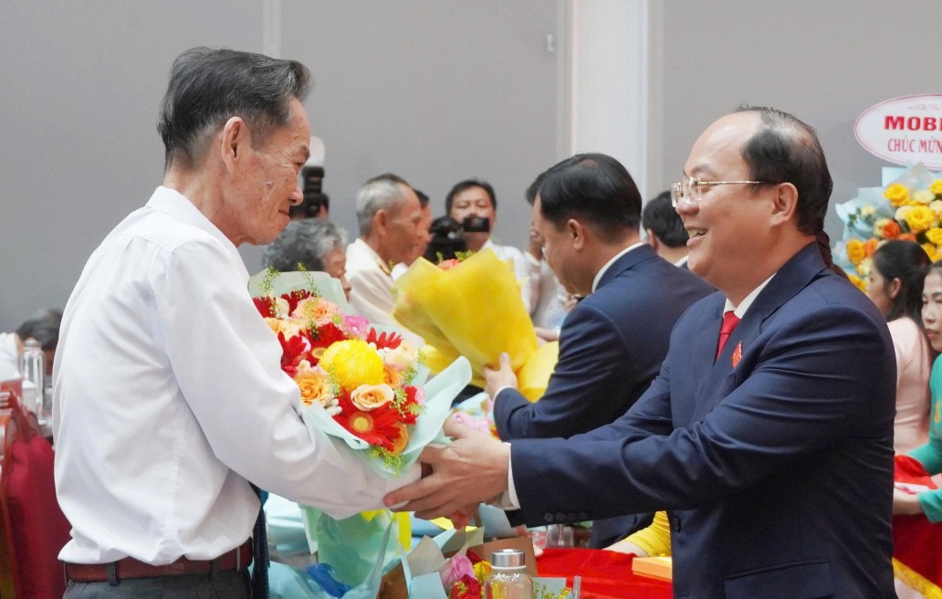 Bi thu Tinh uy Ca Mau Nguyen Ho Hai tang hoa cho cac dai bieu khach moi. Anh: Ta Quang