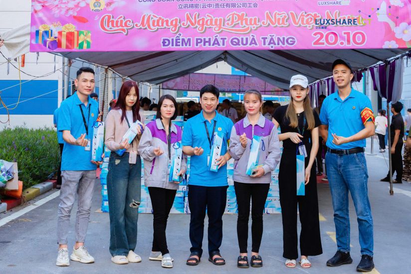 Mr. Bui Van Truong - Chairman of the Trade Union of Luxshare-ICT Van Trung Company Limited, Bac Ninh (far right) - presented gifts to union members. Photo: Van Truong