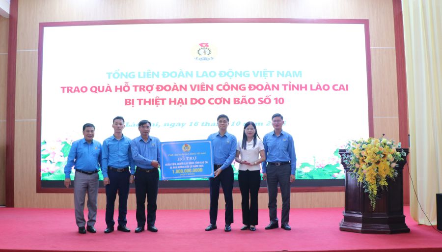 Mr. Ngo Duy Hieu - Vice President of the Vietnam General Confederation of Labor - presented a symbolic plaque to support the Lao Cai Provincial Federation of Labor with 1 billion VND. Photo: Bao Nguyen