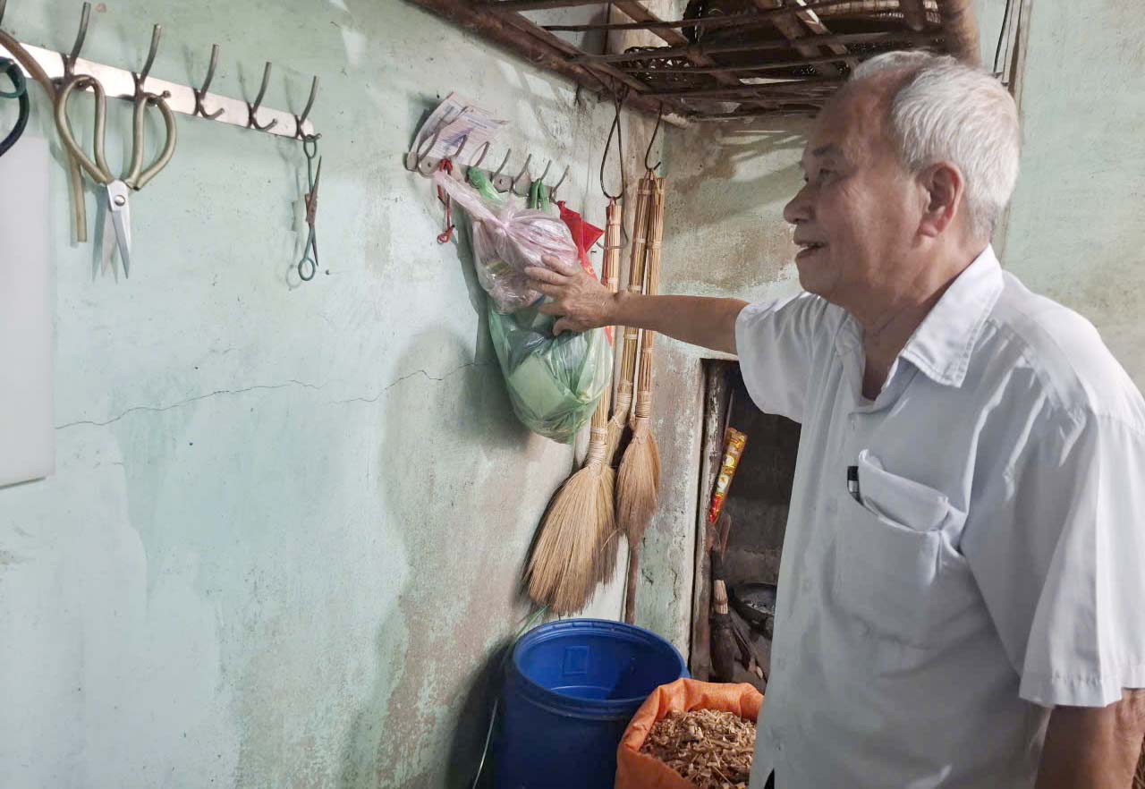 Ông Thân chỉ vết nứt trên tường nhà của mình. Ảnh: Trần Tuấn.