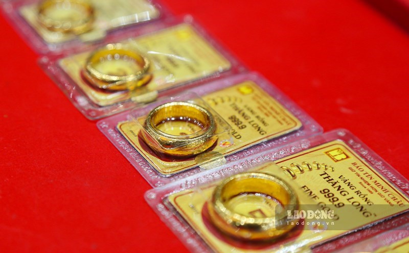 Truoc thuc te khan hiem vang mieng, cac ngan hang de nghi Ngan hang Nha nuoc cho phep thu tien truoc cua khach va giao vang sau, hop thuc hoa viec ban “giay hen“. Anh: Hai Nguyen.