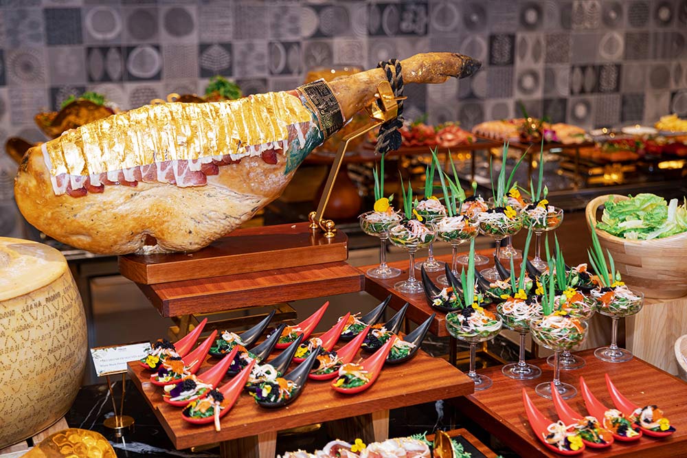 Bua tiec buffet sang trong voi thuc don quoc te da dang, mang dau an am thuc tinh hoa cua khach san dat vang. Anh: Linh Nguyen