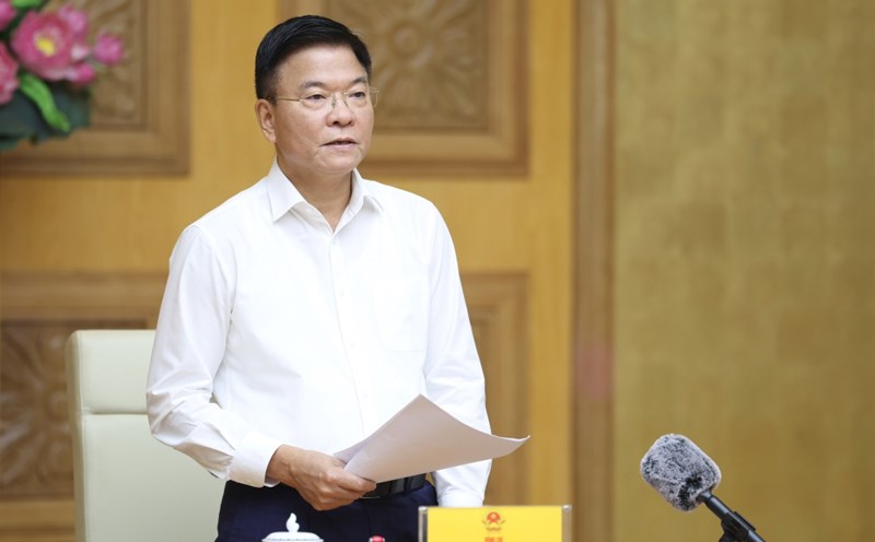 Deputy Prime Minister Le Thanh Long said that there are currently about 2.8 million elderly people receiving pensions and social insurance benefits. Photo: Duc Tuan