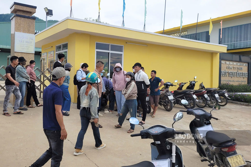 Dozens of workers in Gia Lai gathered in front of the gate of Phuc Thinh Binh Dinh Company Limited to demand their rights on the afternoon of August 27. Photo: Hoai Phuong