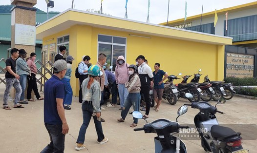Hàng chục người lao động ở Gia Lai tụ tập trước cổng Công ty TNHH Phúc Thịnh Bình Định để đòi quyền lợi vào chiều 27.8. Ảnh: Hoài Phương
