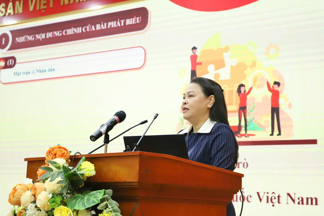 La Sra. Nguyen Thi Thu Ha - Miembro del Comite Ejecutivo Central del Partido - Subsecretaria Permanente del Comite del Partido del Frente de la Patria de las Federaciones Centrales - Vicepresidenta - Secretaria General del Comite Central del Frente de la Patria de Vietnam presenta un tema especial en la conferencia. Foto: Minh Hien