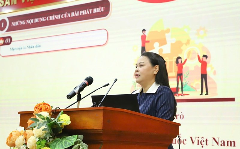 Ms. Nguyen Thi Thu Ha - Member of the Party Central Committee, Permanent Deputy Secretary of the Party Committee of the Fatherland Front, Central organizations, Vice President - General Secretary of the Central Committee of the Vietnam Fatherland Front presented the topic at the conference. Photo: Minh Hien