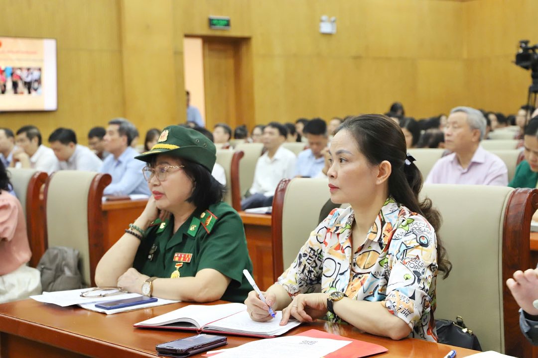 Cac dai bieu nghiem tuc quan triet cac noi dung tai hoi nghi. Anh: Minh Hien