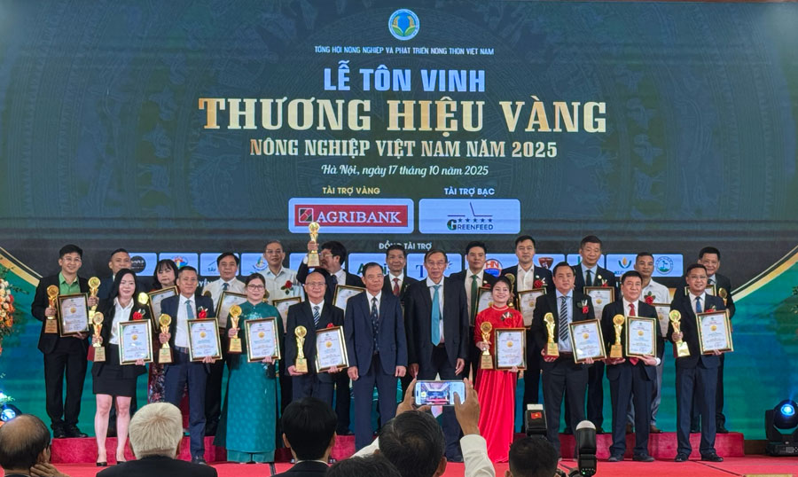 Cac thuong hieu duoc vinh danh nam nay dai dien cho nhieu linh vuc khac nhau nhu trong trot, chan nuoi, thuy san, che bien, cong nghe nong nghiep va san pham OCOP. Anh: Thuy Linh.