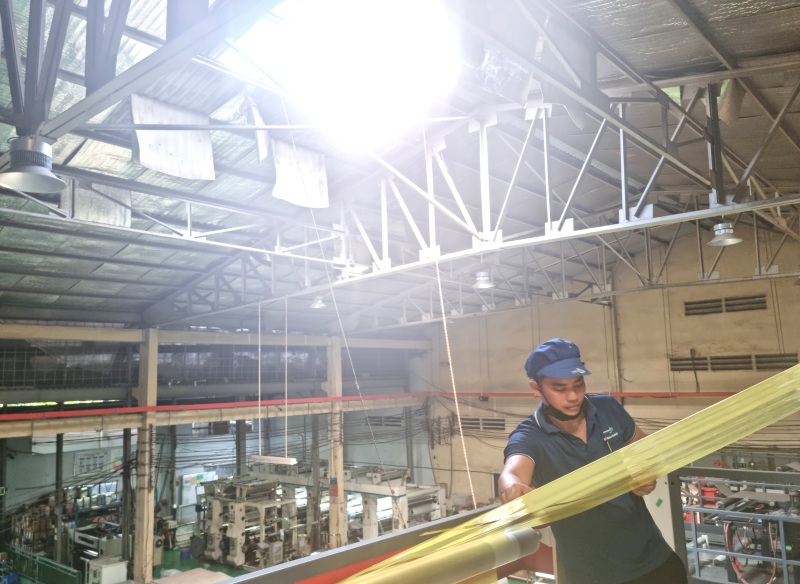 Des entreprises a Ho Chi Minh-Ville exposent des toits en tole d'usine pour capturer la lumiere et le vent afin d'economiser de l'electricite et de l'energie. Photo : Nam Duong