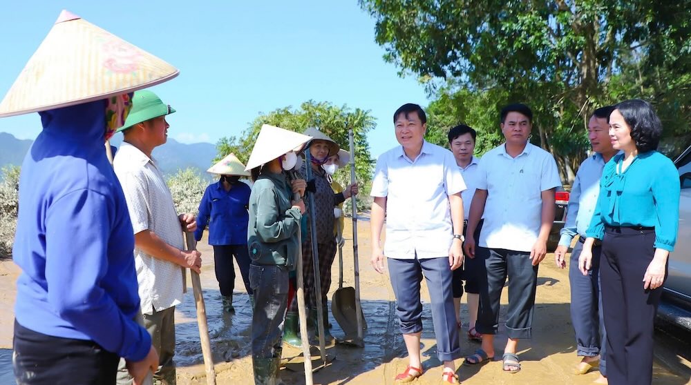 El Sr. Le Hong Vinh - Presidente del Comite Popular Provincial de Nghe An inspecciona el trabajo de superacion de las consecuencias de la tormenta numero 10. Foto: Ngoc Anh