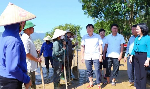 Ông Lê Hồng Vinh - Chủ tịch UBND tỉnh Nghệ An kiểm tra công tác khắc phục hậu quả bão số 10. Ảnh: Ngọc Anh
