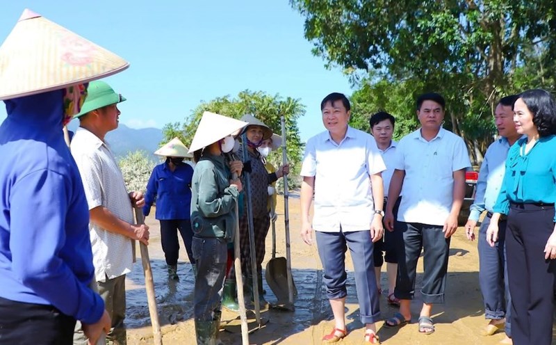 Mr. Le Hong Vinh - Chairman of Nghe An Provincial People's Committee inspected the work to overcome the consequences of storm No. 10. Photo: Ngoc Anh