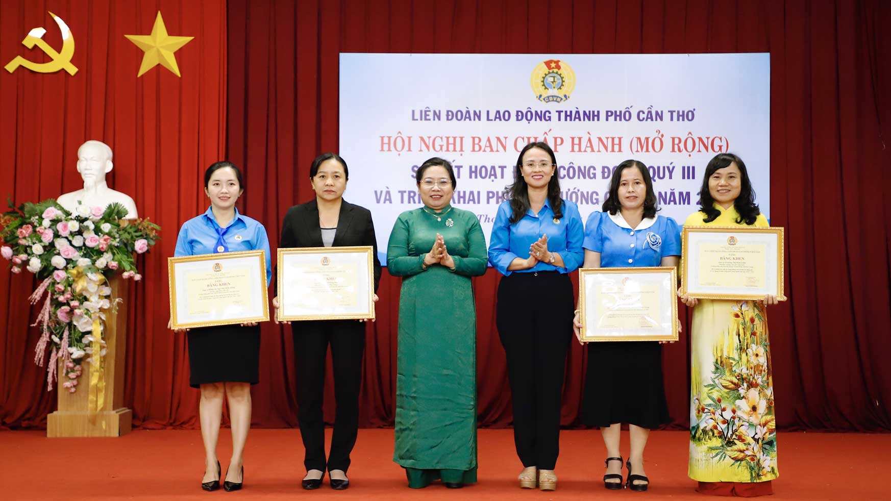 Khen thuong. Anh: Hong Van