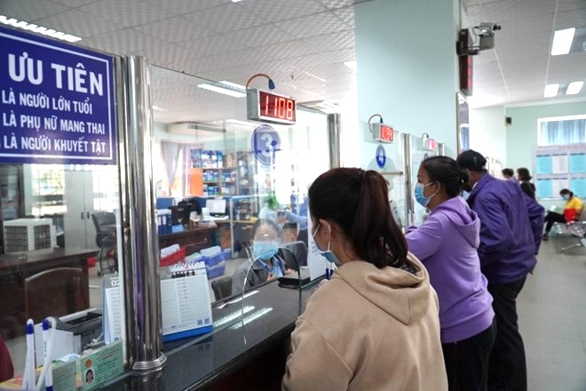 Workers complete procedures at Dong Nai Provincial Social Insurance. Documentary photo: HAC