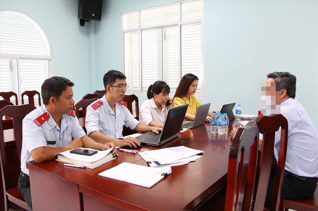 So LDTBXH tinh (nay la So Noi vu) phoi hop voi Bao hiem xa hoi tinh kiem tra, lam viec voi cac doanh nghiep cham dong BHXH, BHYT, BHTN vao nam 2022. Anh tu lieu: HAC