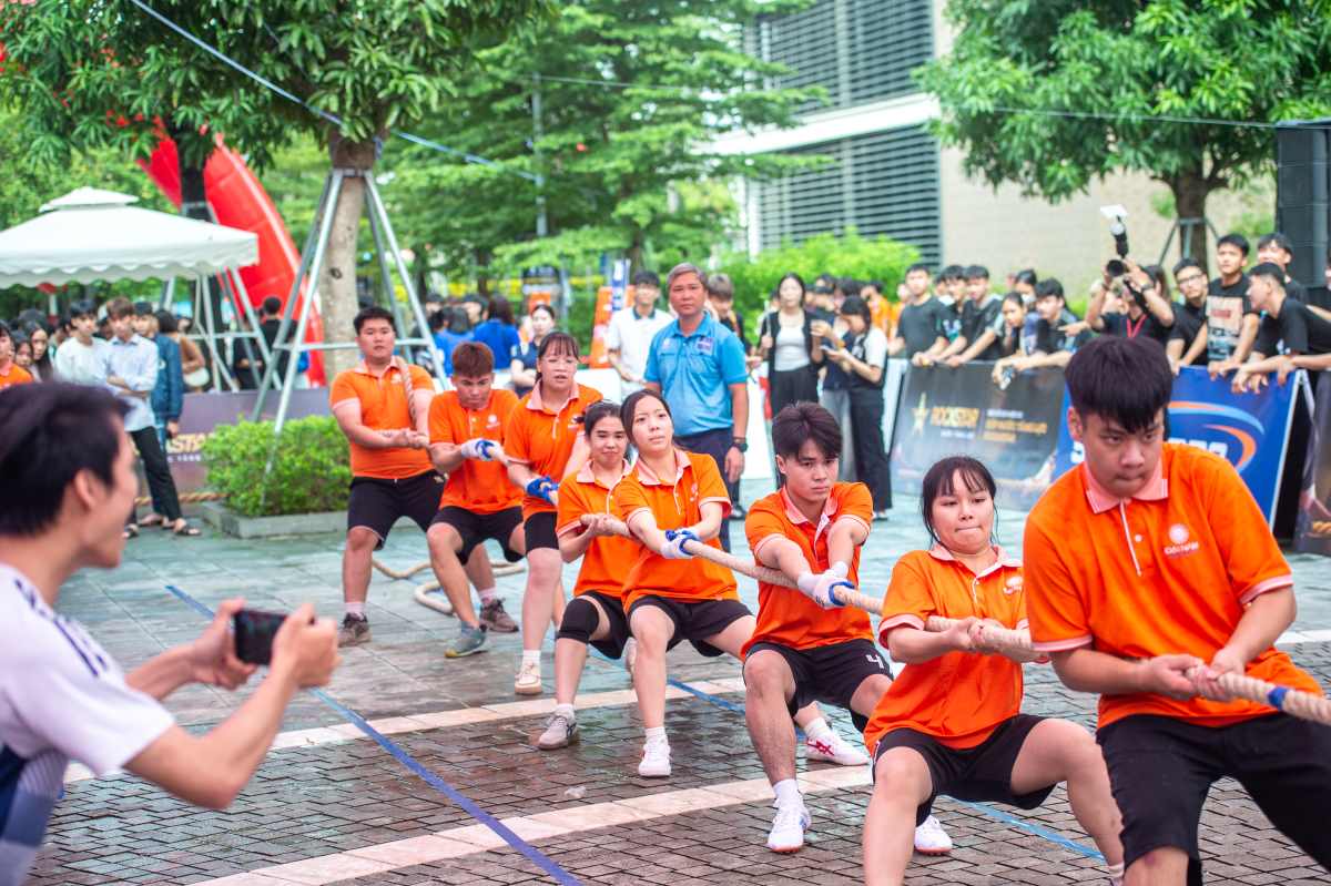The Youth tug of war championship has held its first competitions, creating exciting moments of competition. Photo: Kieu Trang