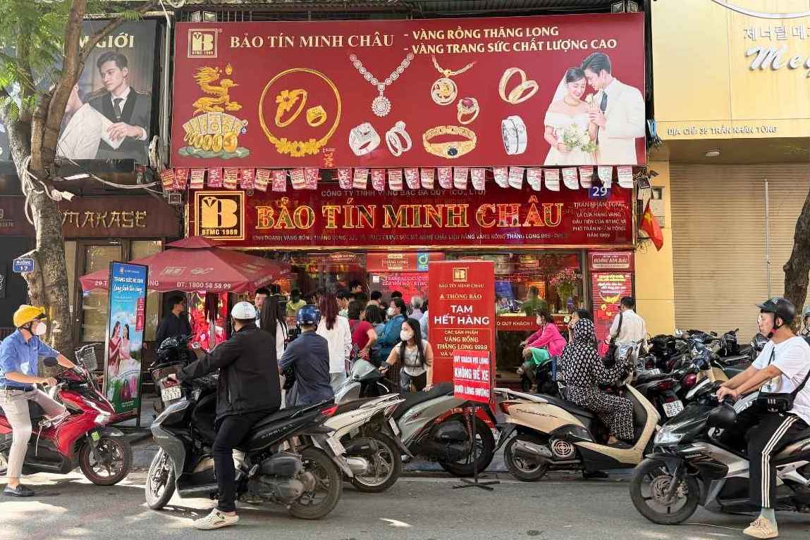 Ngay 17.10, nhieu tiem vang tam ngung ban ra, nguoi dan van xep hang dai cho mua. Anh: Phuong Anh