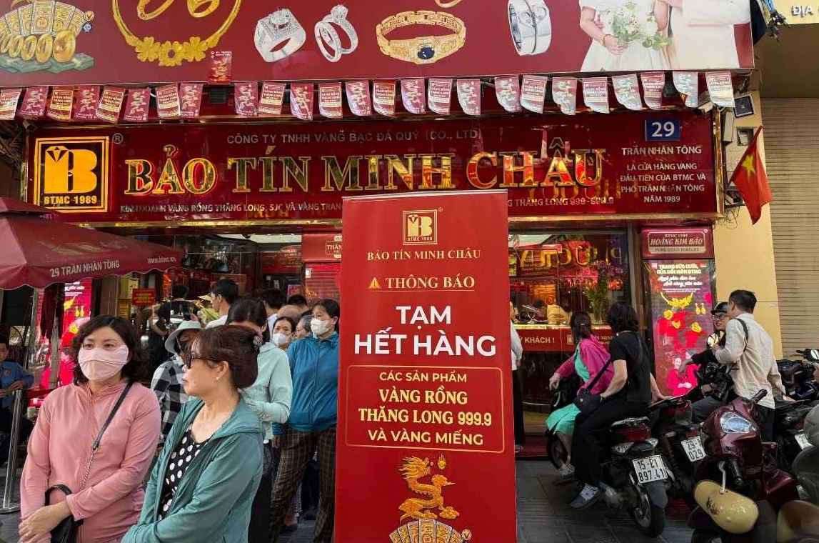 Nhieu cua hang kinh doanh thong bao het vang mieng, vang nhan. Anh: Phuong Anh