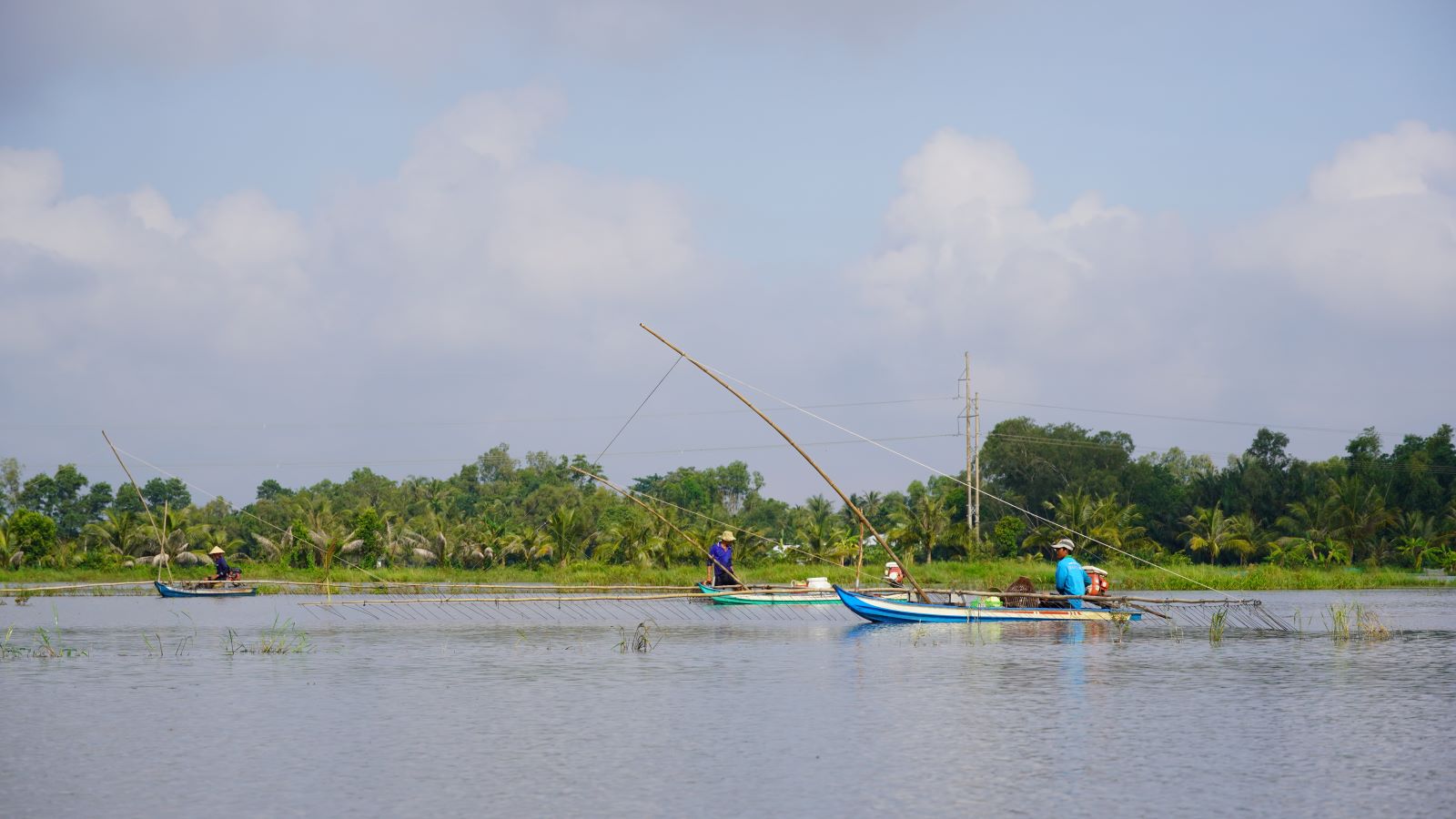 Mua nuoc noi la thoi diem trong dong ruong nhon nhip nguoi dan khai thac nguon loi tu nhien. Anh: Phuong Anh