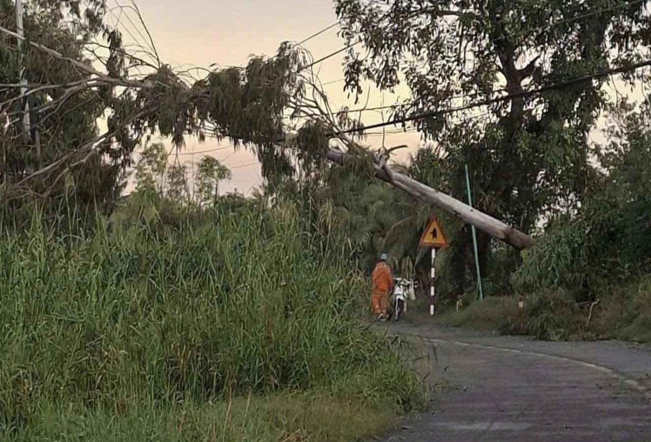 The tornado broke the power pole in Thanh My commune (Dong Thap), causing a power outage in the area. Photo: Quyen Pham