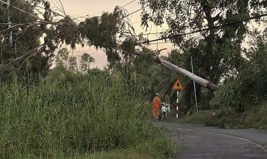 Lốc xoáy làm gãy trụ điện ở xã Thanh Mỹ (Đồng Tháp), gây mất điện trong khu vực. Ảnh: Quyên Phạm