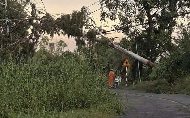 The tornado broke the power pole in Thanh My commune (Dong Thap), causing a power outage in the area. Photo: Quyen Pham