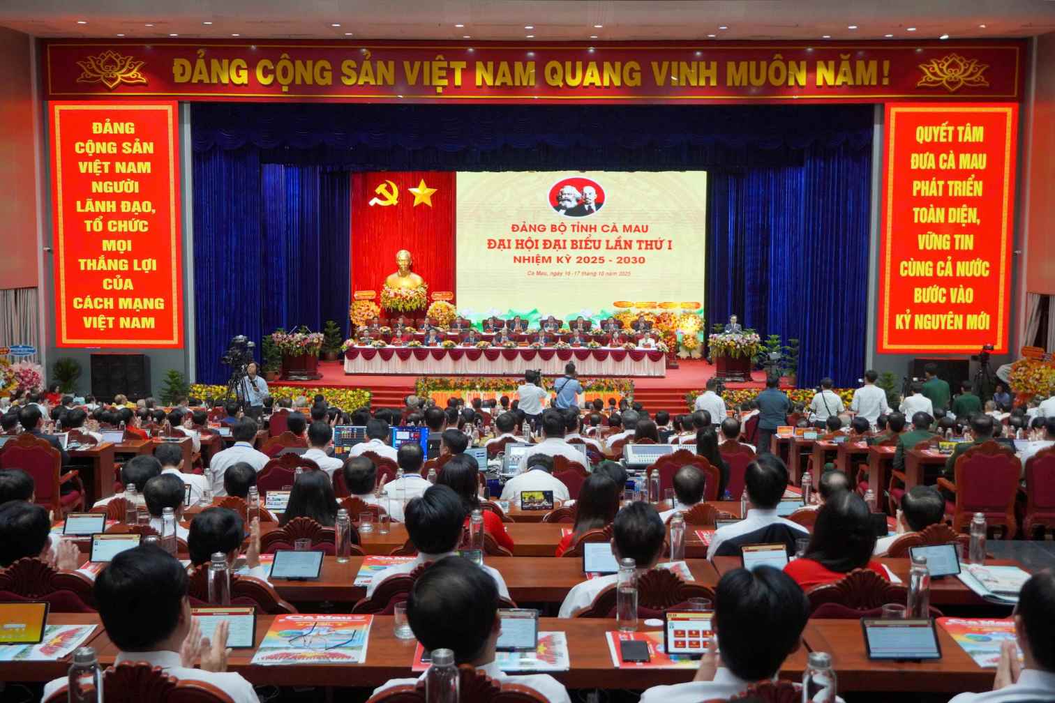 Dai hoi nghe phat bieu cua dong chi Tran Luu Quang. Ta Quang
