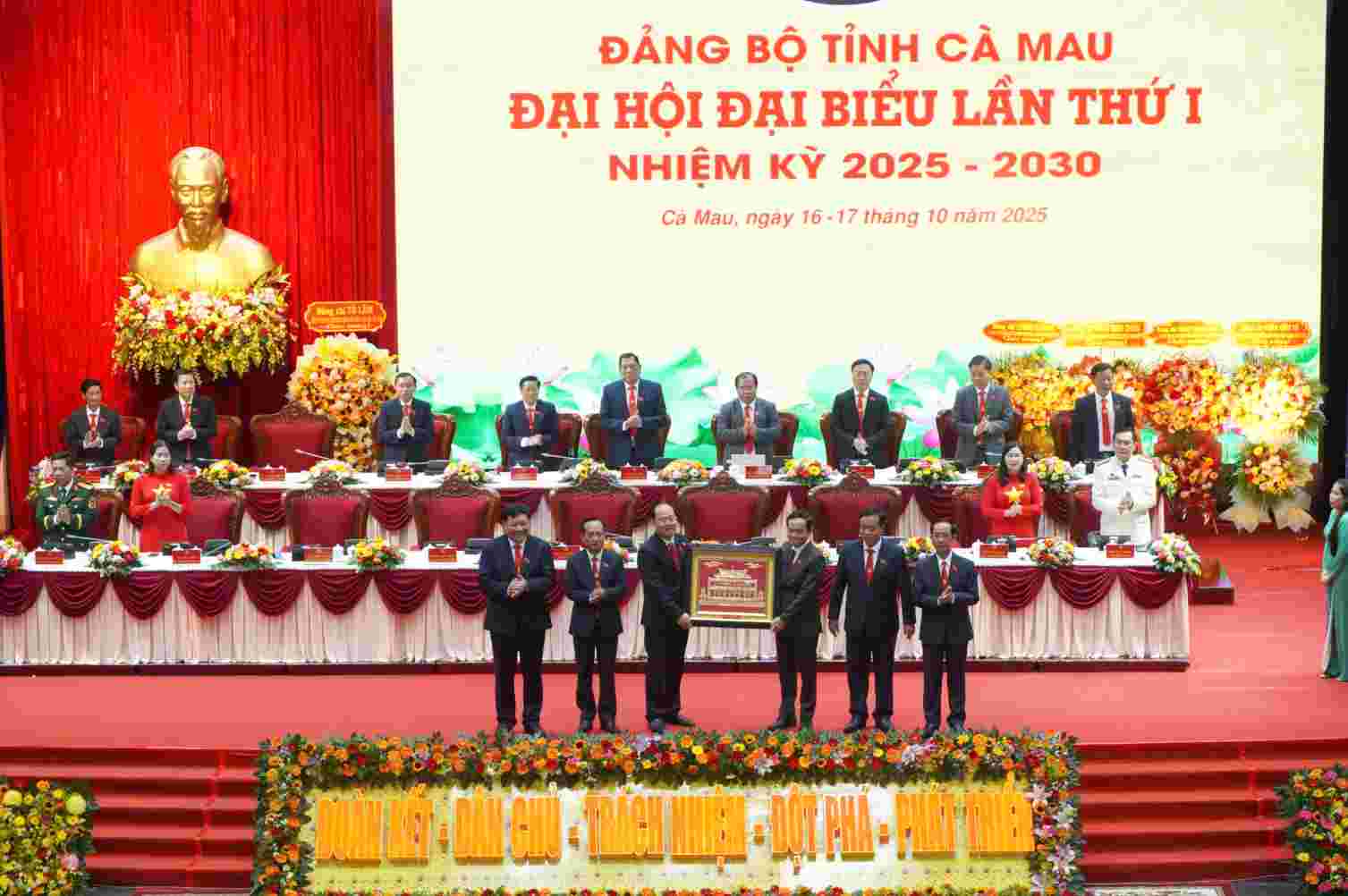 Dong chi Tran Luu Quang tang qua cho Dai hoi. Anh: Ta Quang