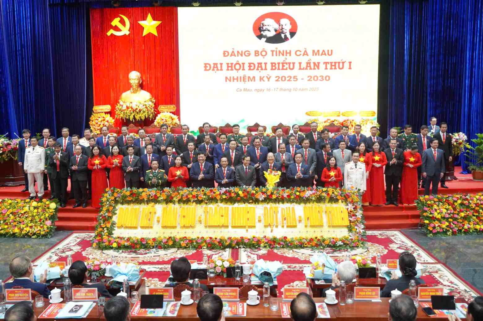 Ban chap hanh Dang bo tinh Ca Mau ra mat tai Dai hoi. Anh: Ta Quang