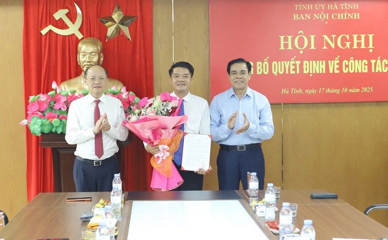 Handing over the decision to appoint Mr. Tran Nhat Tan to the position of Head of the Ha Tinh Provincial Party Committee's Internal Affairs Committee. Photo: Duc Tuan.