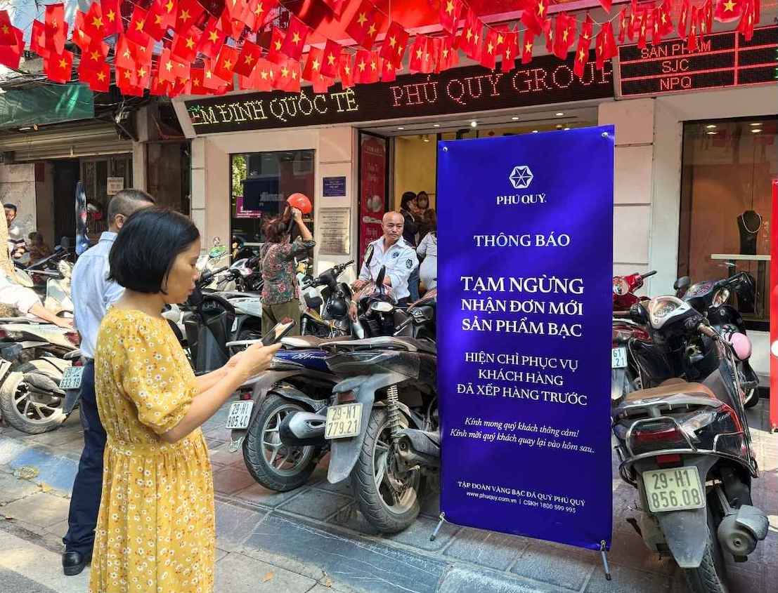 Nhieu nguoi cho biet, ca vang va bac deu kho mua o thoi diem hien tai. Anh: Phuong Anh