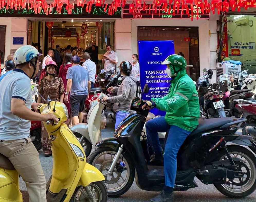 Ngay 17.10, nhieu nguoi den cua hang vang bac tai Ha Noi de mua bac. Anh: Phuong Anh
