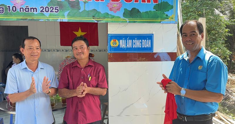 The Vinh Long Provincial Federation of Labor organized the handover of 6 Trade Union Shelters to union members with housing difficulties. Photo: Hoang Loc