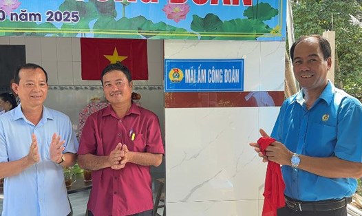 LĐLĐ tỉnh Vĩnh Long tổ chức bàn giao 6 căn nhà Mái ấm Công đoàn cho đoàn viên khó khăn về nhà ở. Ảnh: Hoàng Lộc