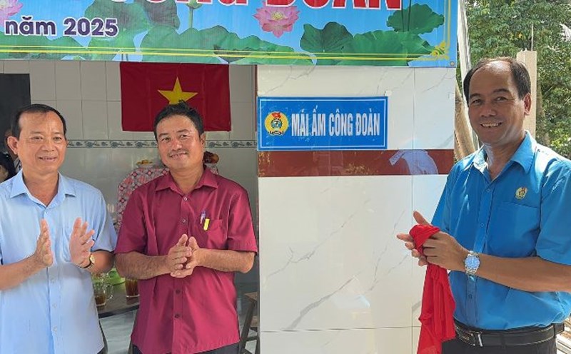 The Vinh Long Provincial Federation of Labor organized the handover of 6 Trade Union Shelters to union members with housing difficulties. Photo: Hoang Loc