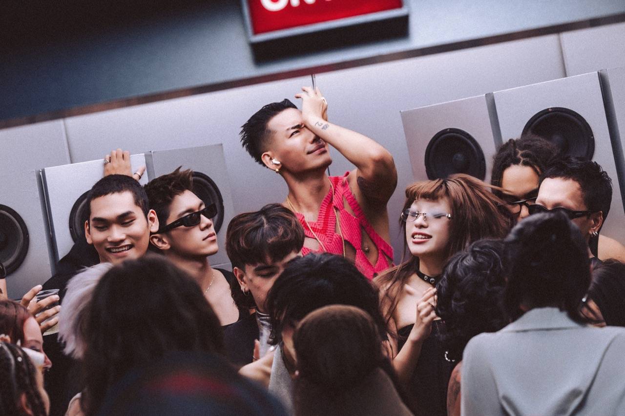 El hermano de WEAN rompe a llorar. Foto: Proporcionada por el artista.