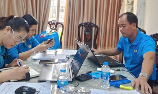 LĐLĐ tỉnh duyệt văn kiện và đánh giá xếp loại chất lượng hoạt động các CĐCS năm 2025. Ảnh: LĐLĐ tỉnh Vĩnh Long