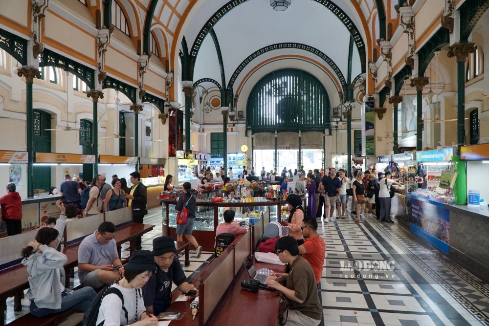 Buu dien TPHCM la mot trong nhung cong trinh kien truc tieu bieu cua TPHCM duoc Tap chi du lich Conde Nast Traveller liet ke vao danh sach 11 buu dien dep nhat the gioi (nam 2023).