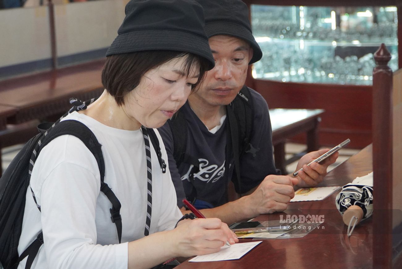 Nhieu khach du lich khi den buu dien TPHCM thich thu chon cho minh nhung tam postcard (buu thiep) dac sac va viet nhung dong thu gui cho ban be va nguoi than yeu.