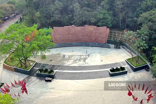 Along with the President Ho Chi Minh Monument project under construction, at Hung Temple, there is a relief "Uncle Ho talks to the officers and soldiers of the Grand Forces". Photo: To Cong.