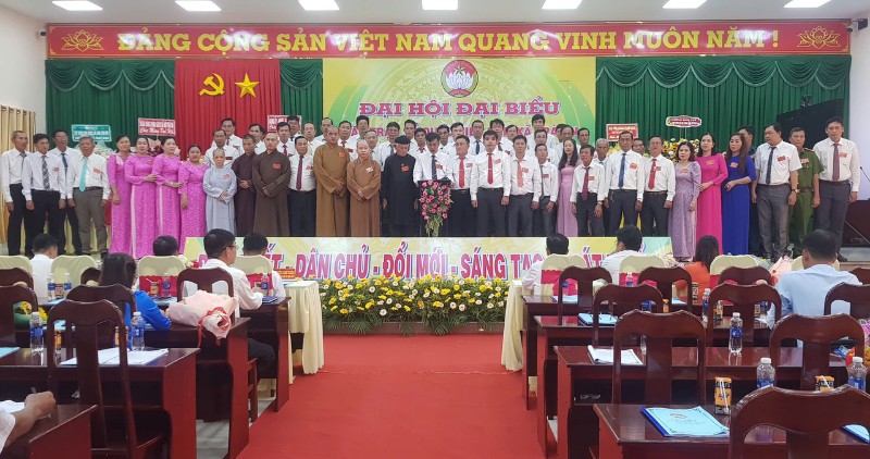 2025-2030 임기 Tra On 코뮌 MTTQ 집행위원회가 대회에 출범했습니다. 사진: Hoang Loc