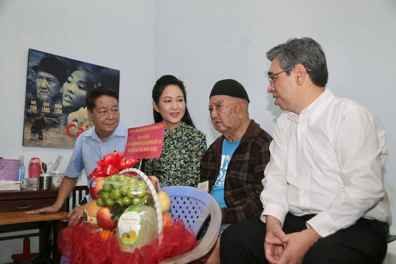 ホーチミン市党委員会のグエン・フック・ロク副書記（右）がアーティストのマッ・カン氏を訪問し、追悼した。写真：ル・ジャン.