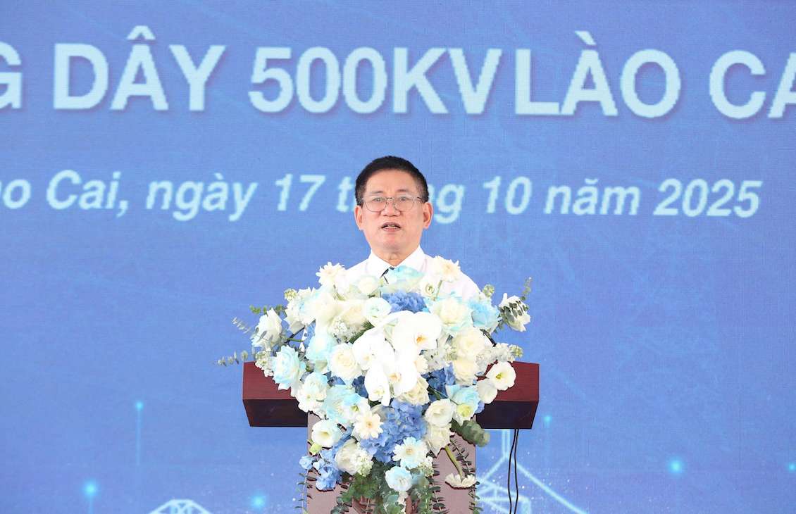 Pho Thu tuong Ho Duc Phoc ghi nhan va cam on dong bao, nhan dan cac dan toc tai cac dia phuong da dong tinh ung ho, nhuong cho o, noi tho tu, dat canh tac, noi san xuat, kinh doanh va giai phong ban giao de cong trinh duoc thi cong thuan loi. Anh: Tuyet Lan