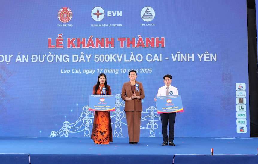 Ba Ha Thi Nga - Uy vien Trung uong Dang, Pho chu tich UBTW Mat tran To quoc Viet Nam trao qua tai buoi le. Anh: Tuyet Lan 