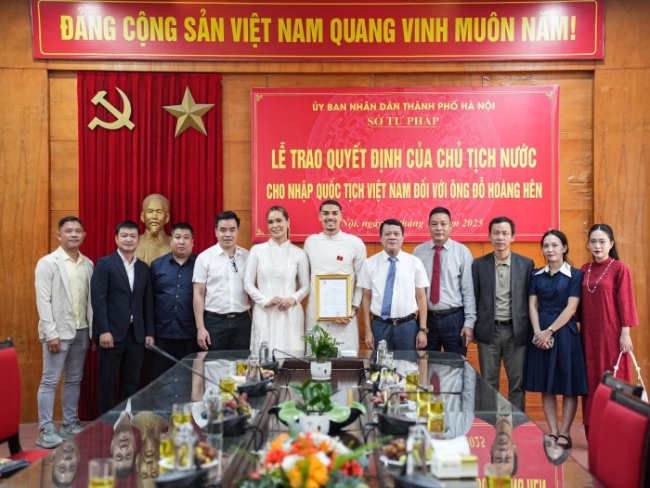 Hoang Hen chinh thuc nhan quyet dinh tro thanh cong dan Viet Nam. Anh: HNFC