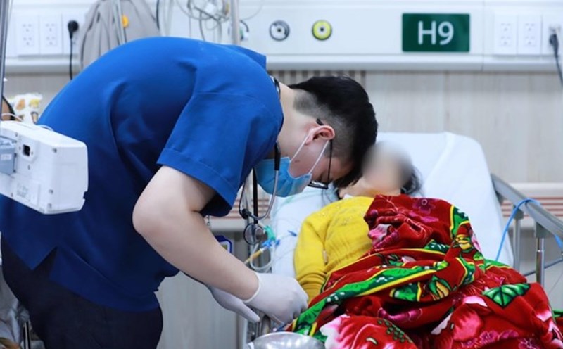 The dossier requesting direct payment for health insurance includes a document requesting direct payment according to regulations. Photo: Thuy Linh