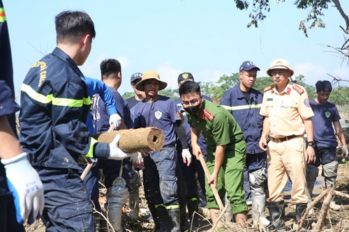 More than 200 police officers continue to help Da Phuc people clean up after the flood. Photo: Minh Hanh